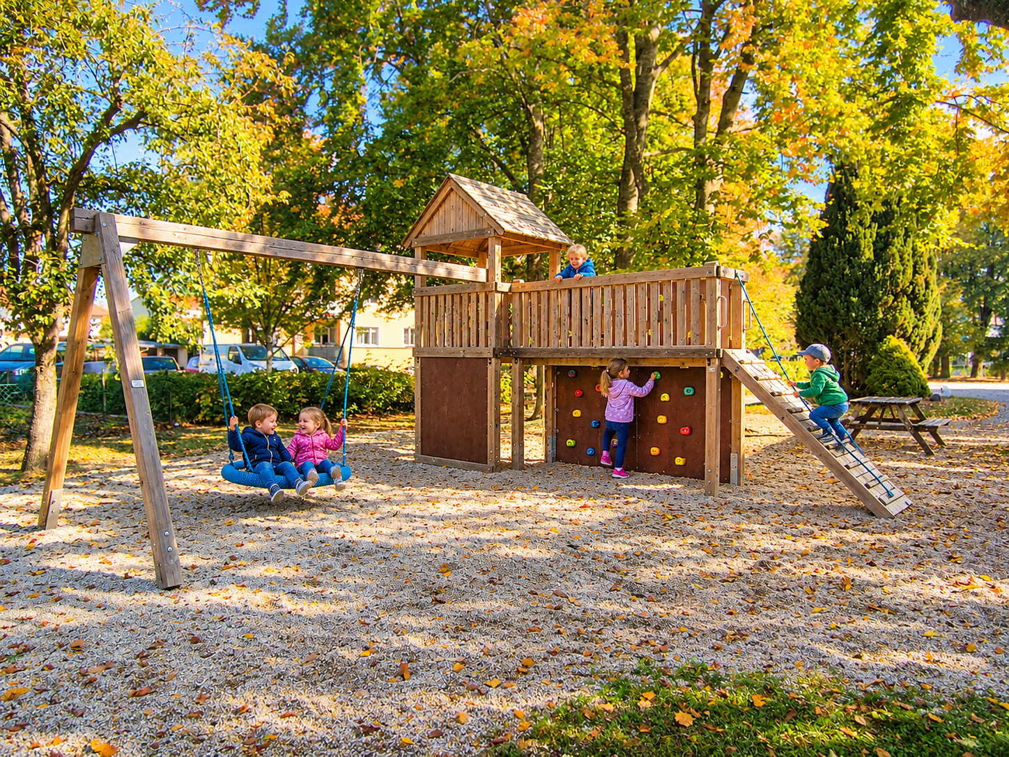 Fröhlicher Herbsttag auf dem Spielplatz